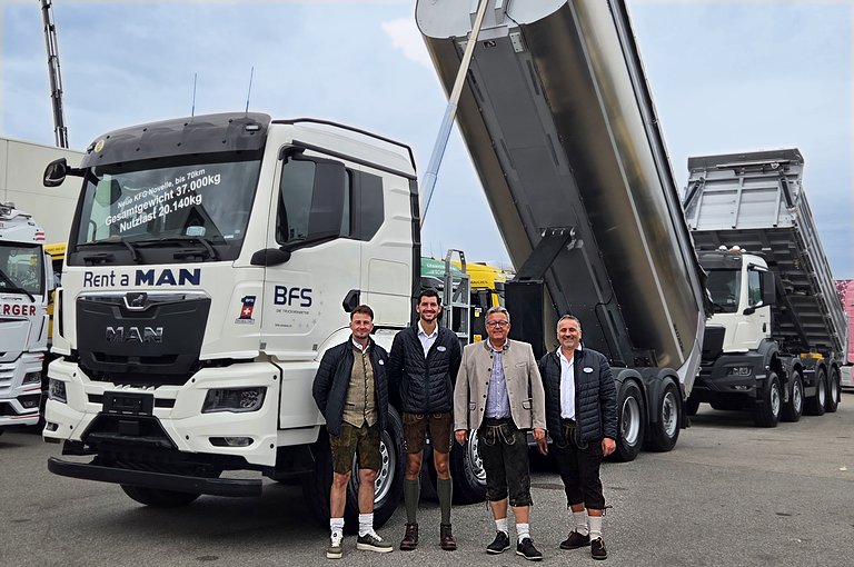 MEILLER-Team vor einem MAN-Kipper mit MEILLER-Aufbau beim Oktoberfest