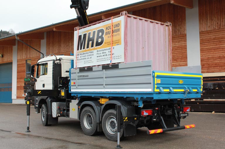 Baumeisterkipper mit Container
