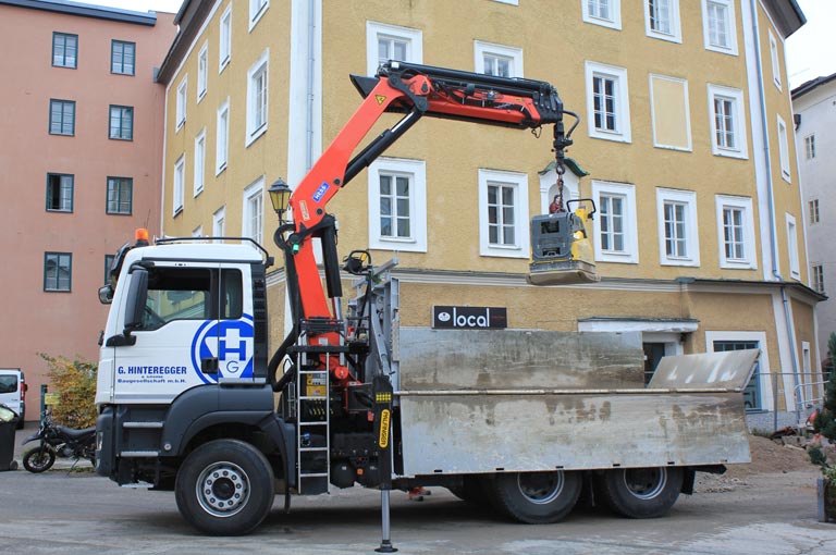 Baumeisterkipper mit Kran