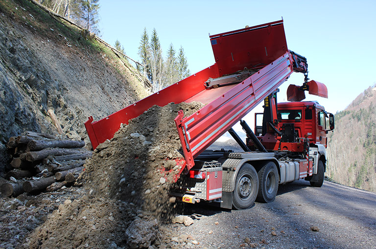 Muren, Schüttgut, Verklausungen, Greifereinsatz.