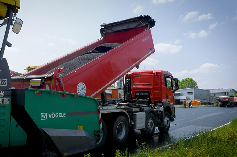 MEILLER Thermo-Zweiseitenkipper im Straßenbau