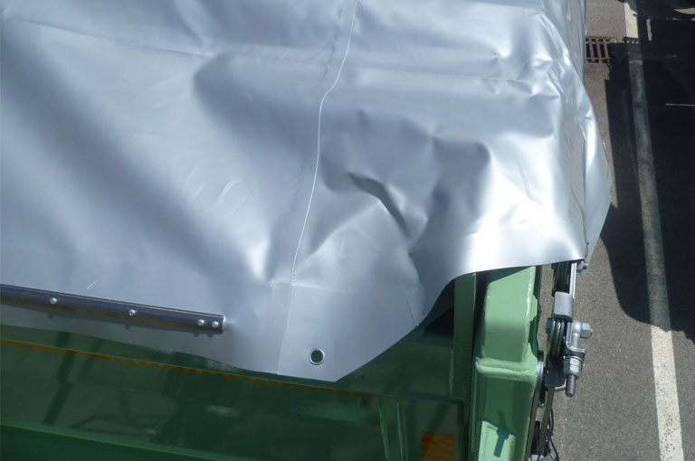 Tarpaulin fully covers the tailgate bearing