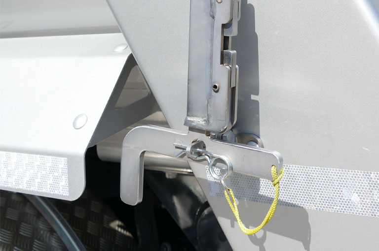 Low-lying hooks make tarpaulin tensioning convenient