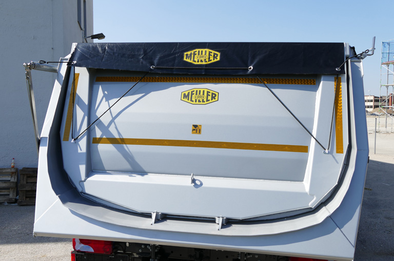 Low-lying hooks make tarpaulin tensioning convenient