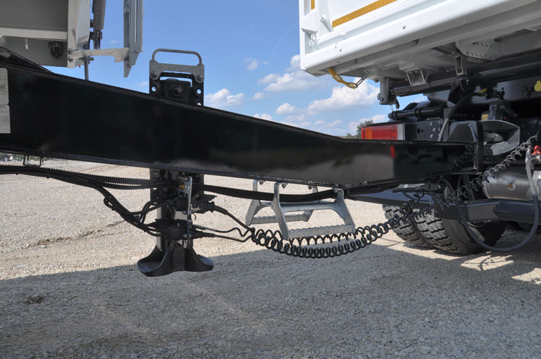 The climb-over on the tow bar with handle on the stabilising leg facilitates the opening and closing on the side roll-up tarpaulin on the centre-axle trailer