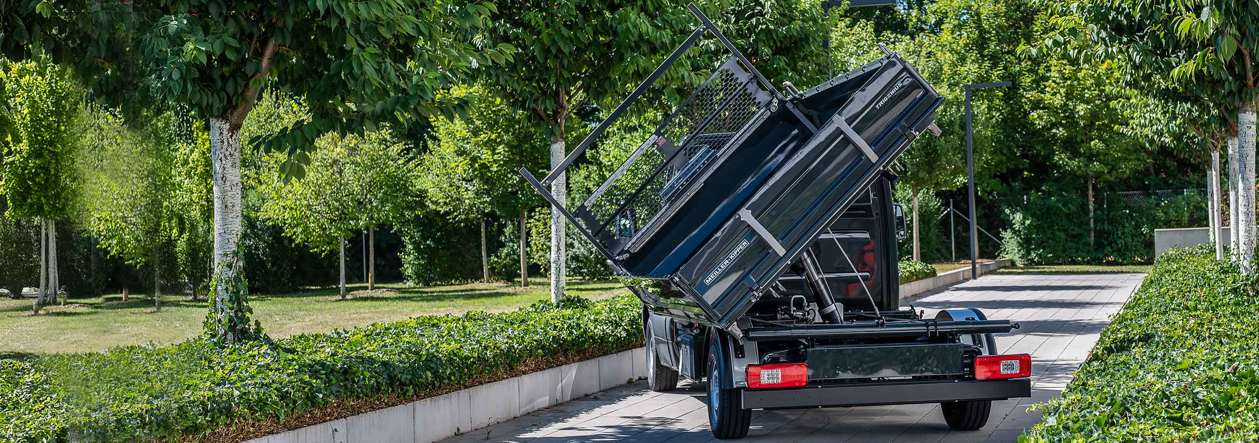 TRIGENIUS Dreiseitenkipper für den GaLaBau