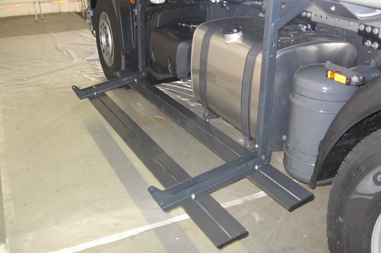 Side underride guard (foldable)