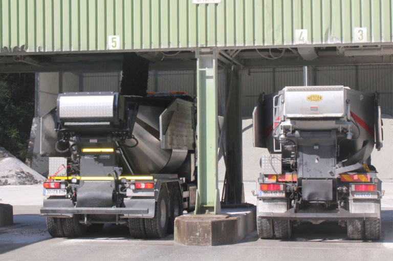 Loading asphalt tipper in the mixed material unit