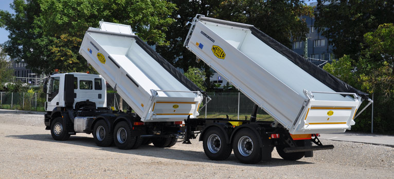 Three-way tipper with centre-axle tipping trailer
