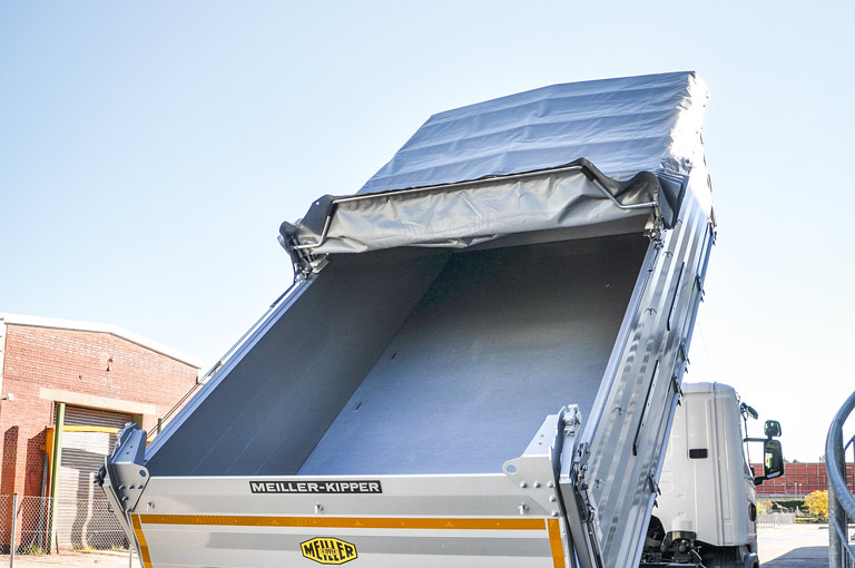 Sliding tarpaulin operated manually or electrical