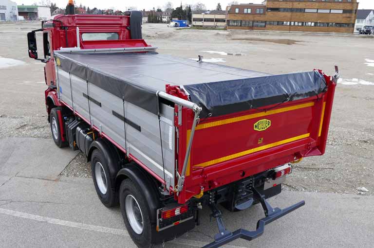 Side roll-up tarpaulin operated from below with a crank