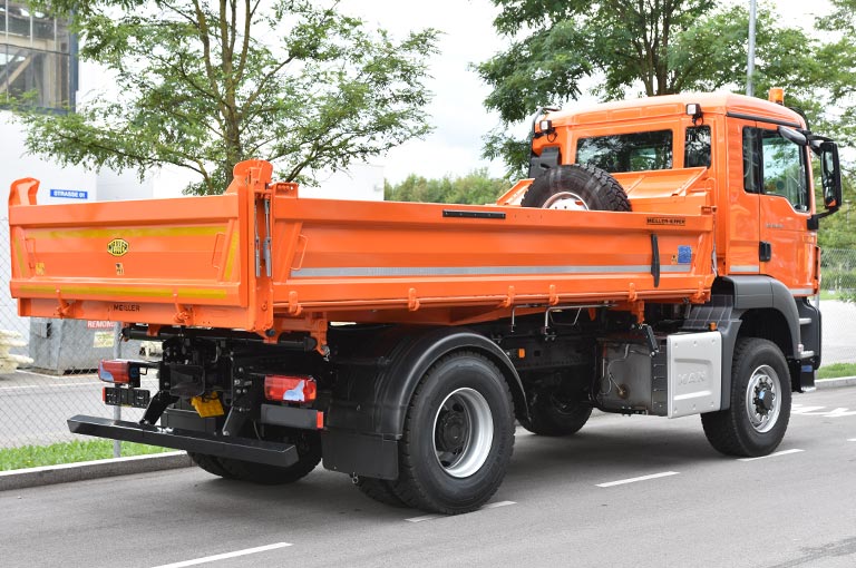 Three-way tipper type 9