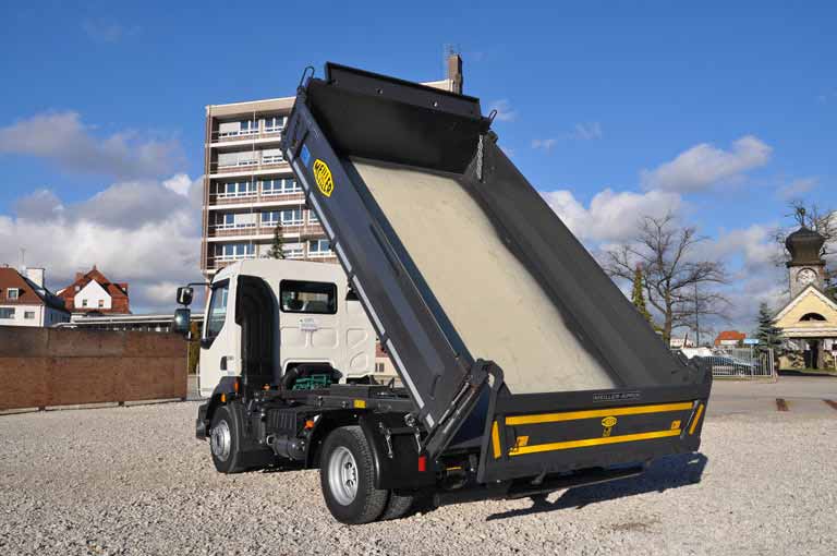 Reinforced tipper body floor 