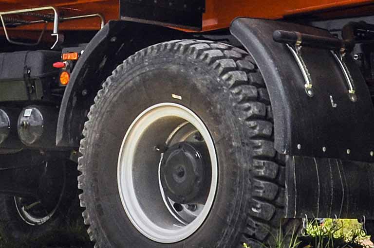 Mudguard quarter-shelf for three-way tipper
