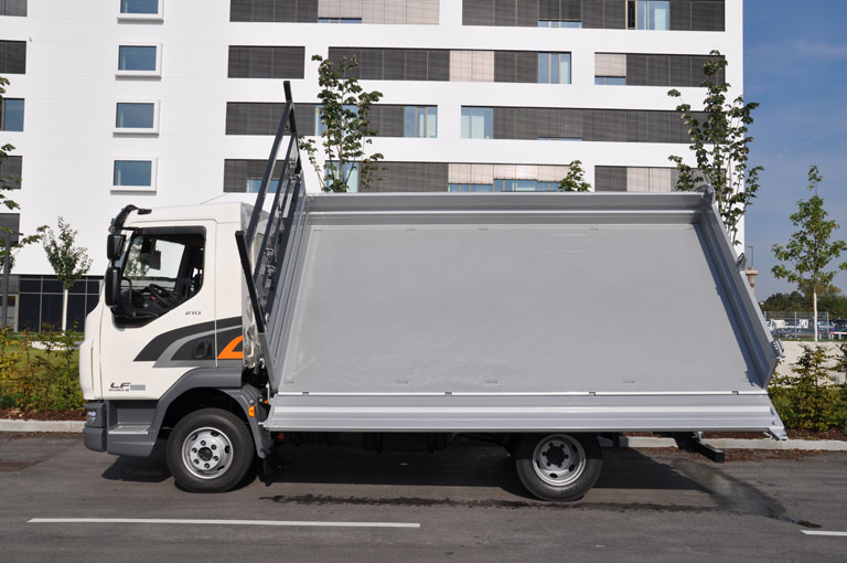 Reinforced tipper body floor for three-way tippers