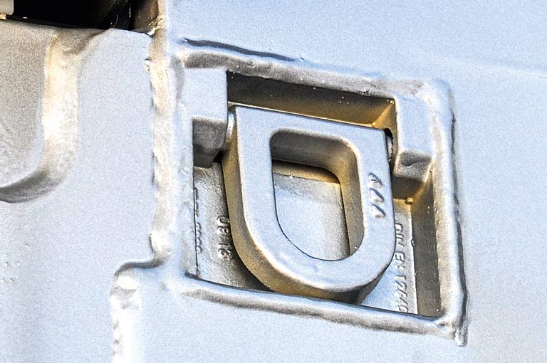 Swivelling lashing eyelets on the front wall of a three-way tipper type 9