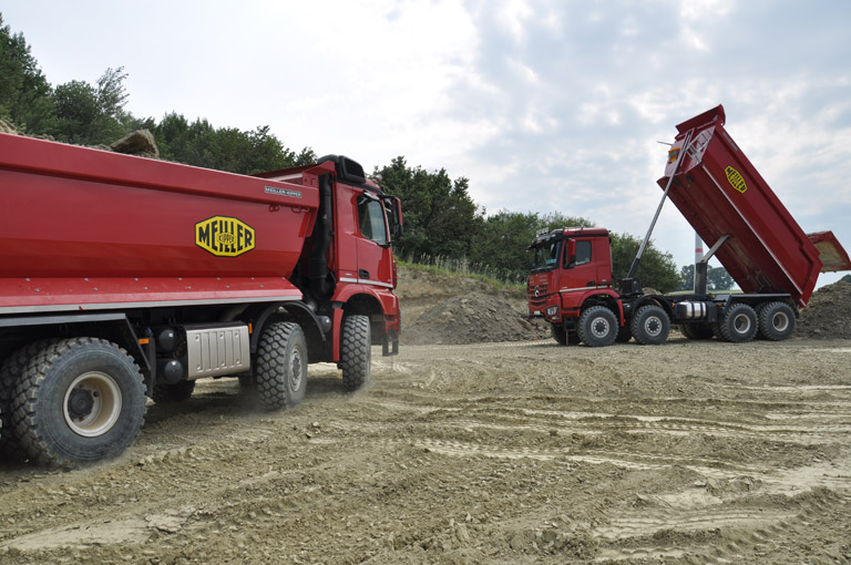 Benne arrière 4 essieux sur le chantier