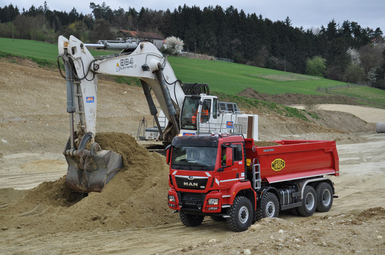 Benne arrière P436 sur MAN avec excavatrice