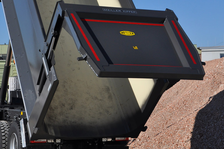Rear tipper tailgate opened hydraulically