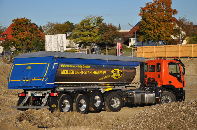 Tipping semi-trailer with halfpipe tipper body