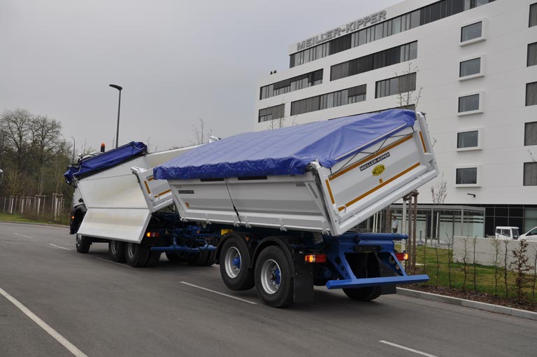 Zentralachsanhänger mit Plane