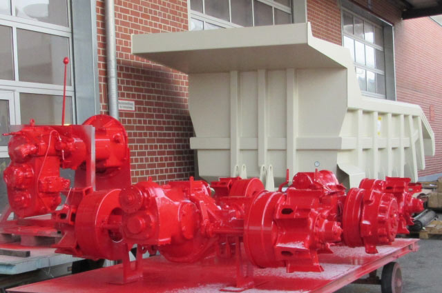 Freshly painted: The overhauled axles and gearbox. The new tipper body in the background.