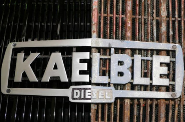 Kühlergrillvergleich mit Kühler-Emblem: linke Seite neu/rechte Seite alt