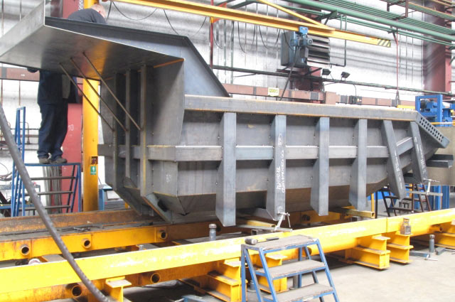 Straightening the tipper body on the welding frame