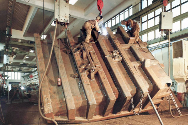 Výroba korby u společnosti MEILLER v Moosachu. Tak byly v šedesátých letech svařovány korby sklápěčů.