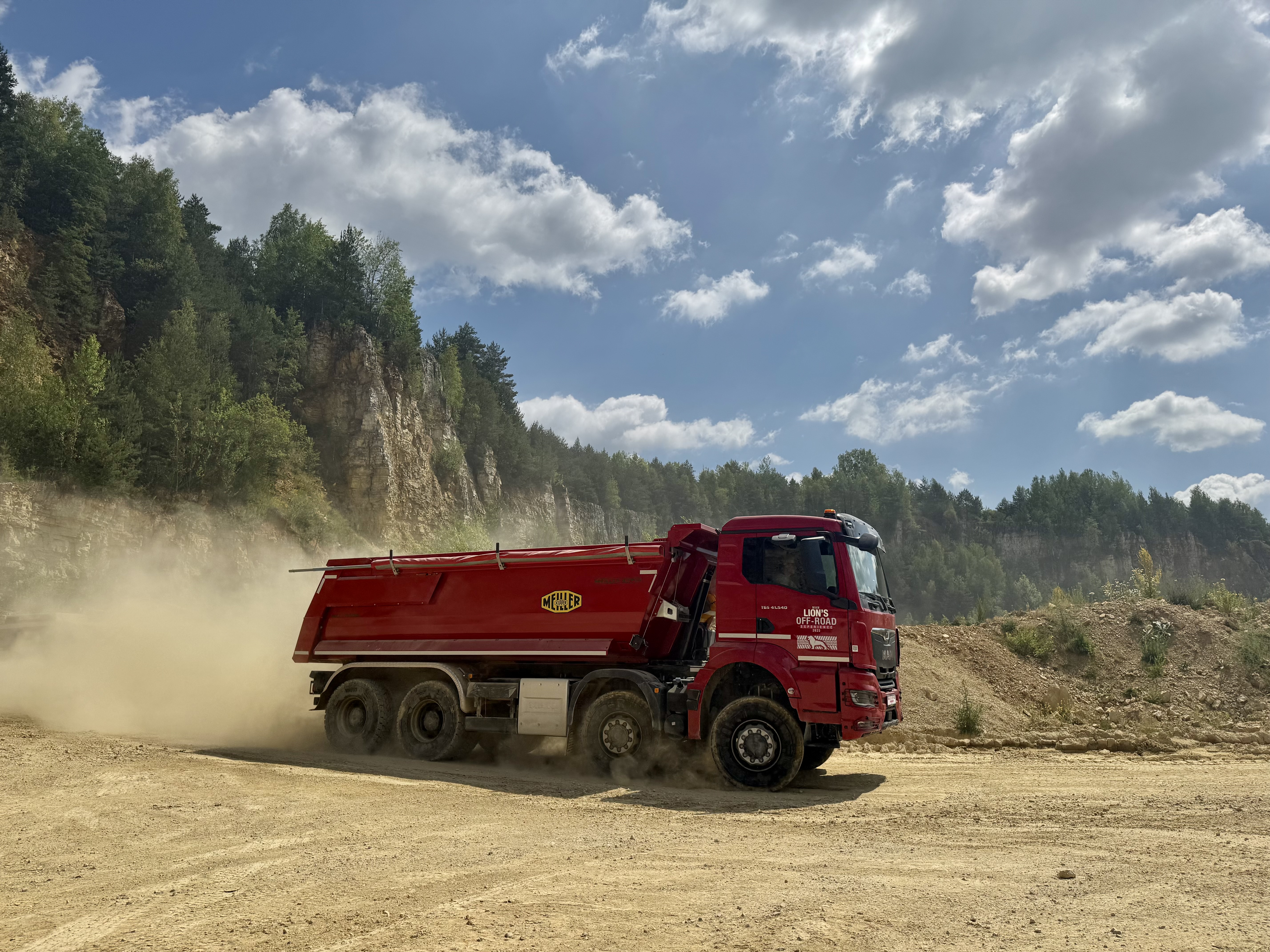 W tym roku mieliśmy ogromną przyjemność uczestniczyć w MAN Lion’s Off-Road Experience 2025 – wyjątkowym wydarzeniu, które w imponujący sposób połączyło solidną porcję wiedzy teoretycznej z praktycznymi doświadczeniami w terenie.